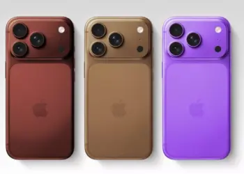 Dua unit iPhone (mewakili model Pro dan Non-Pro) dipajang di atas meja display, menyiratkan perbedaan fitur antar varian.