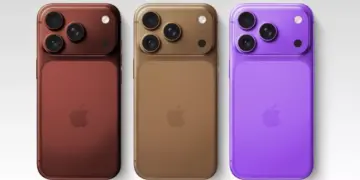 Dua unit iPhone (mewakili model Pro dan Non-Pro) dipajang di atas meja display, menyiratkan perbedaan fitur antar varian.