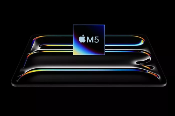 Ilustrasi chip Apple M5 dengan logo Apple di tengah, diletakkan di atas perangkat tablet (iPad Pro) yang gelap, menyoroti performa baru.