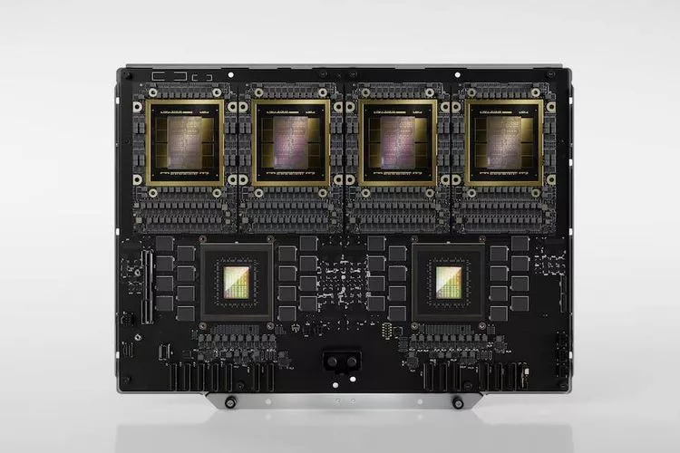 Tampilan detail papan sirkuit hitam kompleks dengan empat soket chip besar di bagian atas dan dua soket di bagian bawah, menunjukkan arsitektur Chip H200.