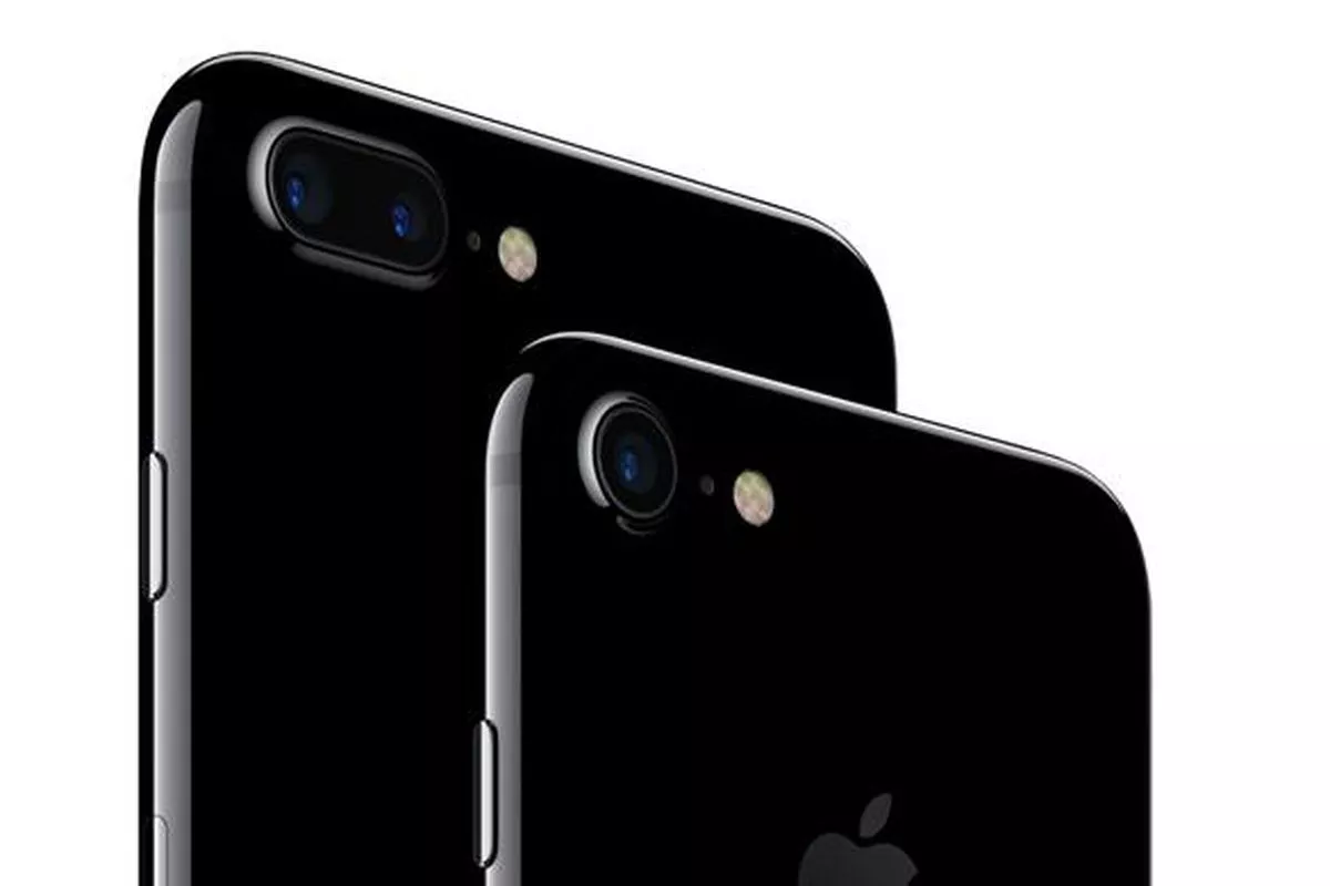Jajaran tujuh unit iPhone dengan berbagai ukuran layar dan pilihan warna, menunjukkan strategi ekspansi model Apple mulai tahun 2027.