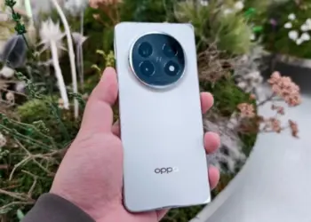 Panel belakang OPPO Find X8 Pro warna Pearl White dengan modul kamera melingkar Hasselblad, salah satu pilihan harga HP OPPO terbaru kelas flagship.