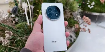 Panel belakang OPPO Find X8 Pro warna Pearl White dengan modul kamera melingkar Hasselblad, salah satu pilihan harga HP OPPO terbaru kelas flagship.