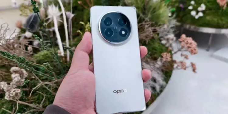 Panel belakang OPPO Find X8 Pro warna Pearl White dengan modul kamera melingkar Hasselblad, salah satu pilihan harga HP OPPO terbaru kelas flagship.