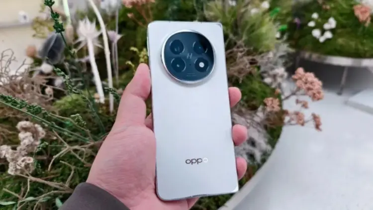 Panel belakang OPPO Find X8 Pro warna Pearl White dengan modul kamera melingkar Hasselblad, salah satu pilihan harga HP OPPO terbaru kelas flagship.