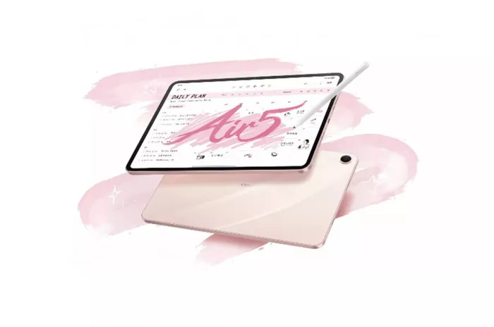 Tablet Oppo Pad Air5 warna pink dengan aplikasi daily plan di layar dan sebuah stylus pen putih yang melayang di atasnya.