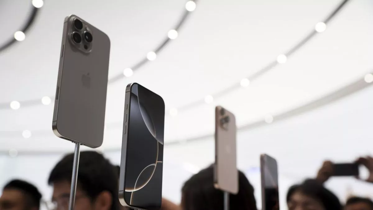 Ilustrasi harga iPhone 16 Pro Max dengan label diskon besar 5 juta rupiah untuk promo Natal dan Tahun Baru.