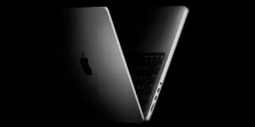 Samping bodi MacBook Pro M5 warna Space Black yang menampilkan port USB-C Thunderbolt dan desain tipis.