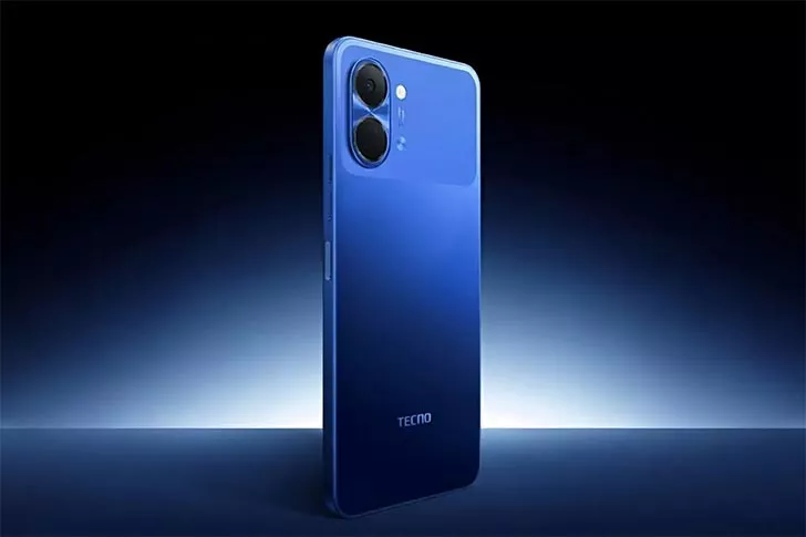 Desain bodi belakang Tecno Spark Go 3 4G warna biru yang elegan dengan efek pencahayaan.