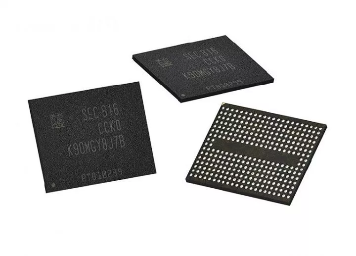 Tiga unit chip Memori Flash Samsung dengan detail komponen, menyoroti desain dan teknologi canggih.