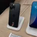 Dua unit iPhone 16 Pro Max dipajang di stand, satu menampilkan layar, dan satu menampakkan sisi belakang dan kamera.