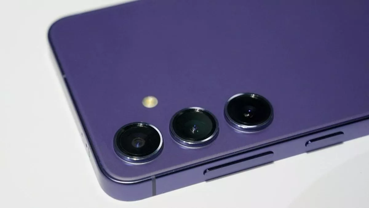 Close-up modul tiga kamera belakang smartphone berwarna ungu, menyoroti lensa-lensa besar yang menyimbolkan kemampuan kamera "Dewa".