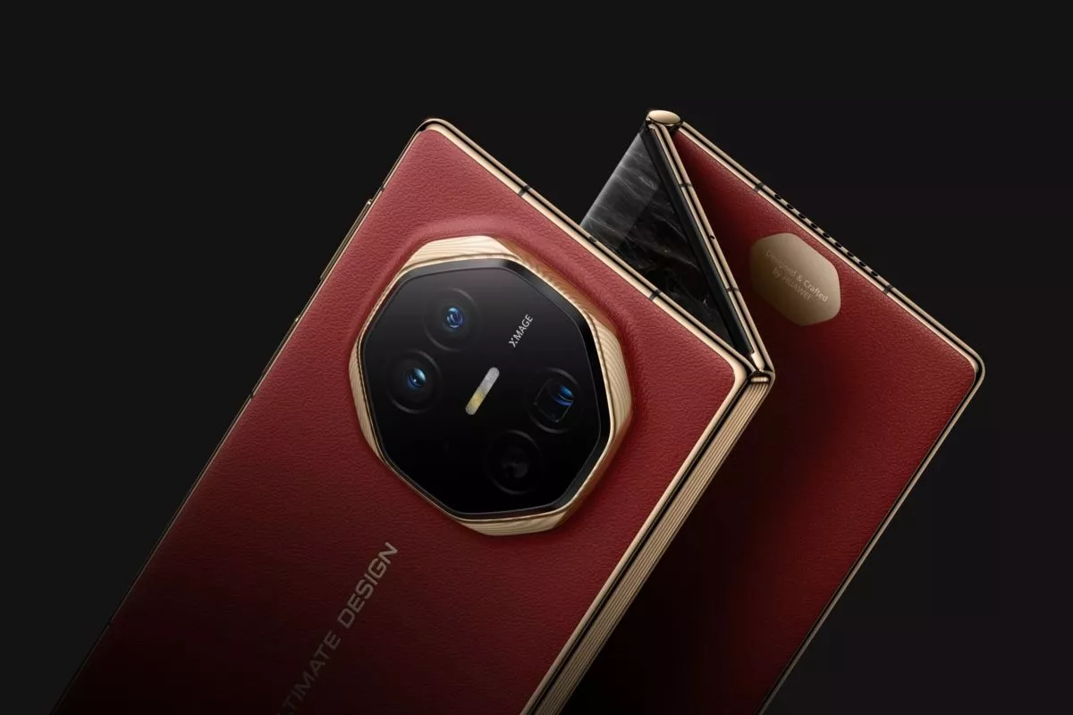 Close-up desain smartphone lipat dalam mode terlipat, menonjolkan modul kamera dan layar eksternal yang besar.