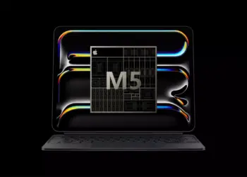 Tampilan detail arsitektur internal chip Apple M5 di atas perangkat tablet yang terhubung dengan Magic Keyboard.