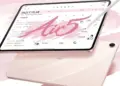 Close-up layar Oppo Pad Air5 yang menampilkan tulisan "Air5" bergaya artistik dan detail bodi belakang berwarna pink rose gold.
