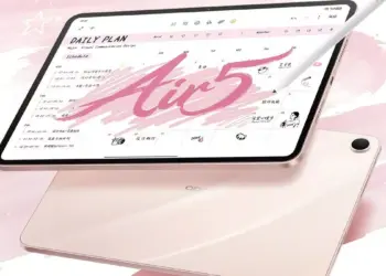 Close-up layar Oppo Pad Air5 yang menampilkan tulisan "Air5" bergaya artistik dan detail bodi belakang berwarna pink rose gold.