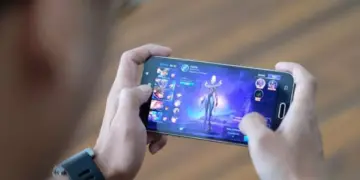 Close-up bagian belakang ponsel modern dengan modul kamera besar yang memberikan kesan futuristik untuk gaming.