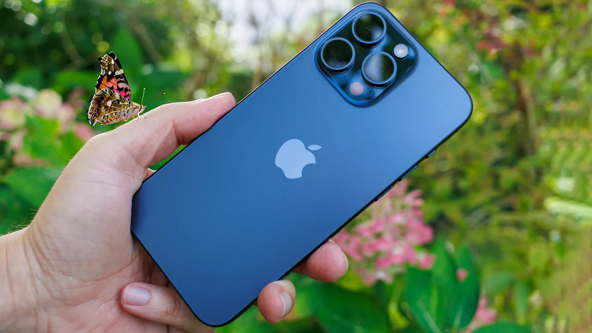 Perangkat iPhone 17 Pro Max ditampilkan dengan latar belakang teknologi, menyimbolkan inovasi dan tingginya permintaan pasar.