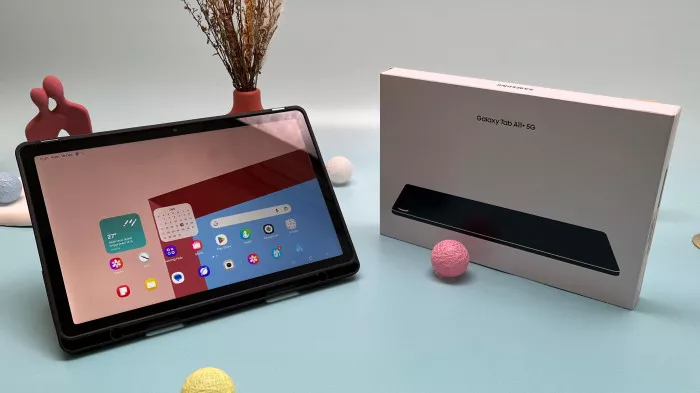Unit asli Samsung Galaxy Tab A11+ berwarna hitam di samping kotak penjualannya yang bertuliskan Galaxy Tab A11+ 5G.
