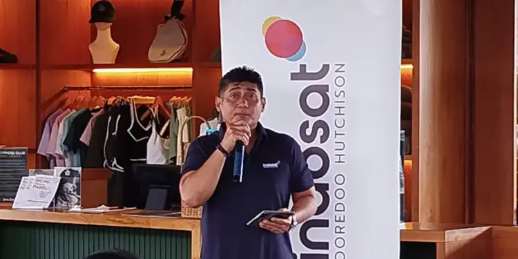 Menara BTS Indosat di area perkotaan yang telah ditingkatkan kapasitasnya untuk menyambut lonjakan trafik data Nataru 2026.