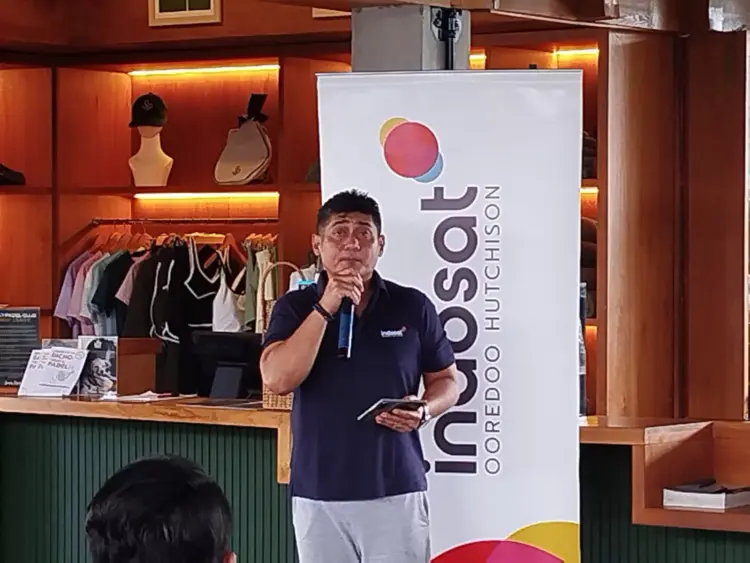 Menara BTS Indosat di area perkotaan yang telah ditingkatkan kapasitasnya untuk menyambut lonjakan trafik data Nataru 2026.