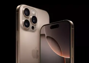iPhone 16 Pro Max warna Desert Titanium tampak depan dan belakang yang kini lebih terjangkau berkat promo akhir tahun.