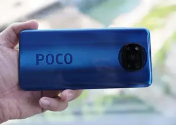 Tampak belakang smartphone Poco berwarna biru dengan logo ikonik dan modul kamera bulat, salah satu seri ponsel gaming Poco terpopuler.