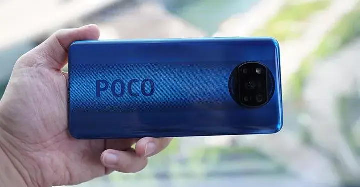 Tampak belakang smartphone Poco berwarna biru dengan logo ikonik dan modul kamera bulat, salah satu seri ponsel gaming Poco terpopuler.
