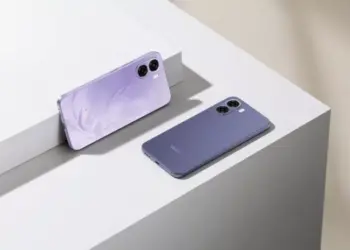 Dua unit smartphone Oppo dalam warna ungu (dengan pola floral) dan ungu polos, menyimbolkan varian 5G dan 4G.