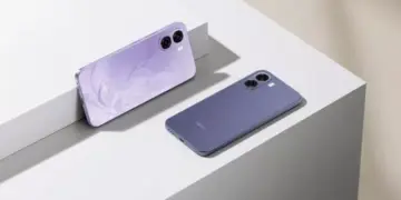 Dua unit smartphone Oppo dalam warna ungu (dengan pola floral) dan ungu polos, menyimbolkan varian 5G dan 4G.