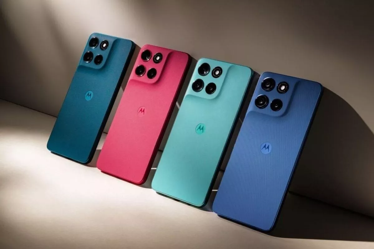 unit smartphone Motorola (mewakili Moto G57 Power) dalam warna ungu dan biru, menampilkan desain premium dengan modul kamera yang minimalis.