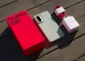 Paket penjualan Samsung OnePlus 15R yang terdiri dari unit ponsel hijau, kotak merah, kabel data, dan charger.