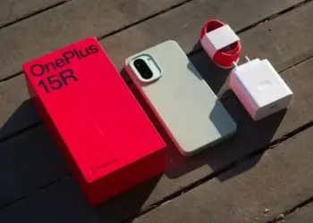 Paket penjualan Samsung OnePlus 15R yang terdiri dari unit ponsel hijau, kotak merah, kabel data, dan charger.