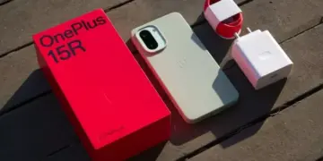 Paket penjualan Samsung OnePlus 15R yang terdiri dari unit ponsel hijau, kotak merah, kabel data, dan charger.