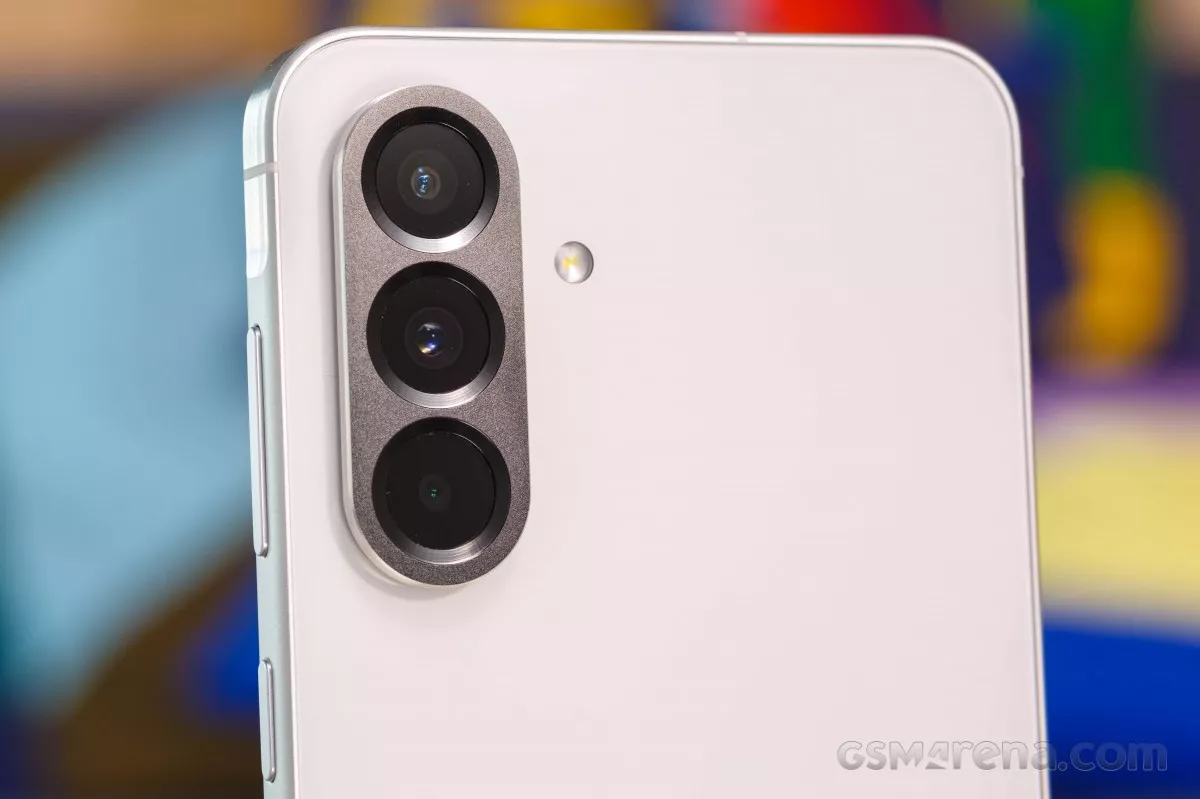 Simulasi hasil foto malam hari yang tajam dan minim noise, menunjukkan kemampuan fitur Nightography pada Samsung Galaxy A37.