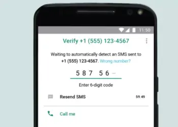 Tampilan layar aplikasi WhatsApp pada smartphone Android yang meminta input 6 digit kode verifikasi WhatsApp untuk aktivasi akun.