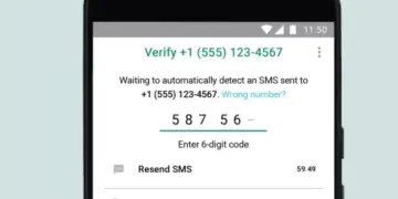 Tampilan layar aplikasi WhatsApp pada smartphone Android yang meminta input 6 digit kode verifikasi WhatsApp untuk aktivasi akun.