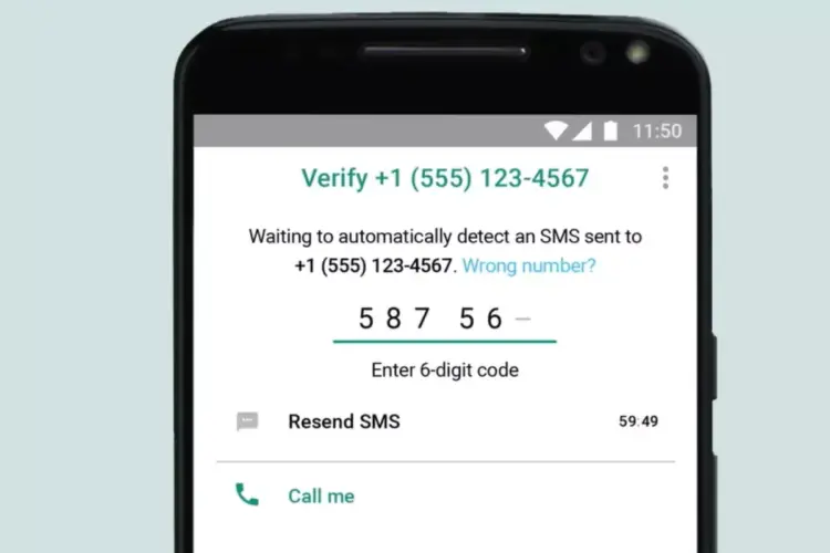 Tampilan layar aplikasi WhatsApp pada smartphone Android yang meminta input 6 digit kode verifikasi WhatsApp untuk aktivasi akun.