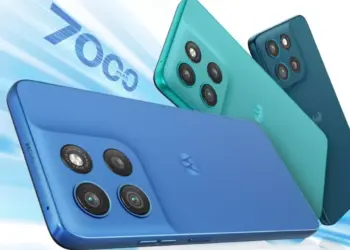 Dua smartphone dengan angka besar "6500 mAh" (diasumsikan 7000 mAh untuk Moto G57 Power) di layar, menyoroti kapasitas baterai super besar.