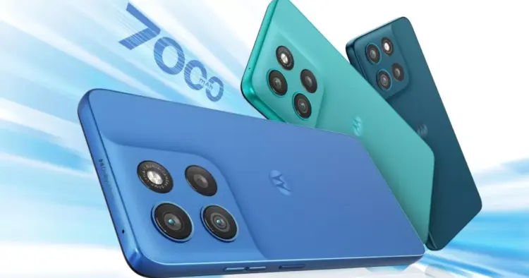 Dua smartphone dengan angka besar "6500 mAh" (diasumsikan 7000 mAh untuk Moto G57 Power) di layar, menyoroti kapasitas baterai super besar.