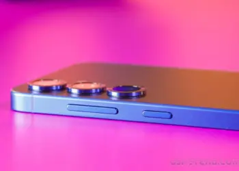 Tiga lensa kamera ponsel dilihat dari sisi samping, menonjolkan detail konstruksi fisik yang mungkin menampung Sensor Kamera Global Shutter yang lebih besar.