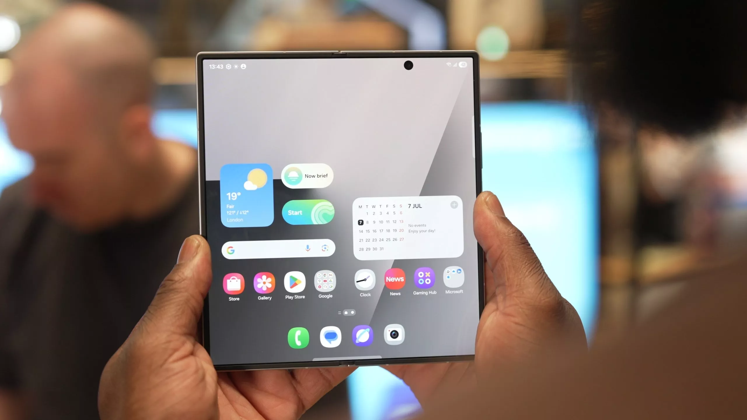 Sisi belakang Samsung Galaxy Z Fold 8 warna biru menunjukkan modul tiga kamera kelas dewa yang setara dengan seri Ultra.