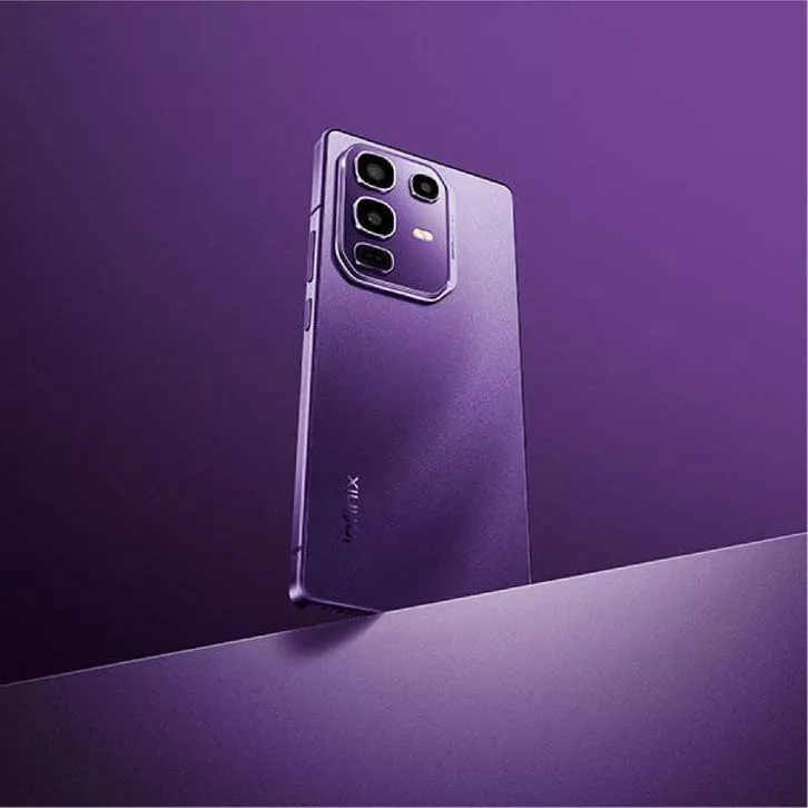 Close-up bodi belakang Infinix Hot 70 Pro+ 5G warna ungu dengan tiga lensa kamera besar dan lampu flash LED.