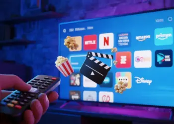 Featured image rekomendasi 8 situs streaming film legal, menampilkan ikon aplikasi Netflix, Disney+, dan Amazon Prime di layar TV dengan efek 3D sinematik.