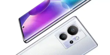 Close-up modul kamera belakang dua unit smartphone dengan desain dual-tone abu-abu dan perak, menyimbolkan desain flagship baru Infinix.