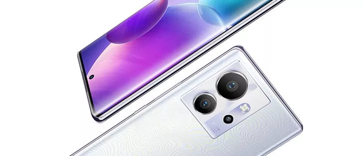 Close-up modul kamera belakang dua unit smartphone dengan desain dual-tone abu-abu dan perak, menyimbolkan desain flagship baru Infinix.