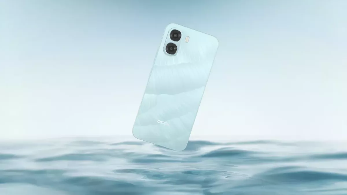 Smartphone Oppo A6x berwarna biru kehijauan muda mengapung di atas permukaan air, menonjolkan desain belakangnya.