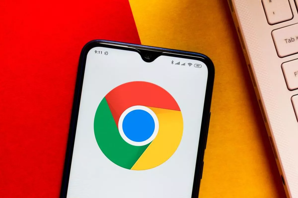 Smartphone dengan latar belakang teknologi, menyimbolkan masalah keamanan data atau konflik software antara Apple dan Google Chrome.