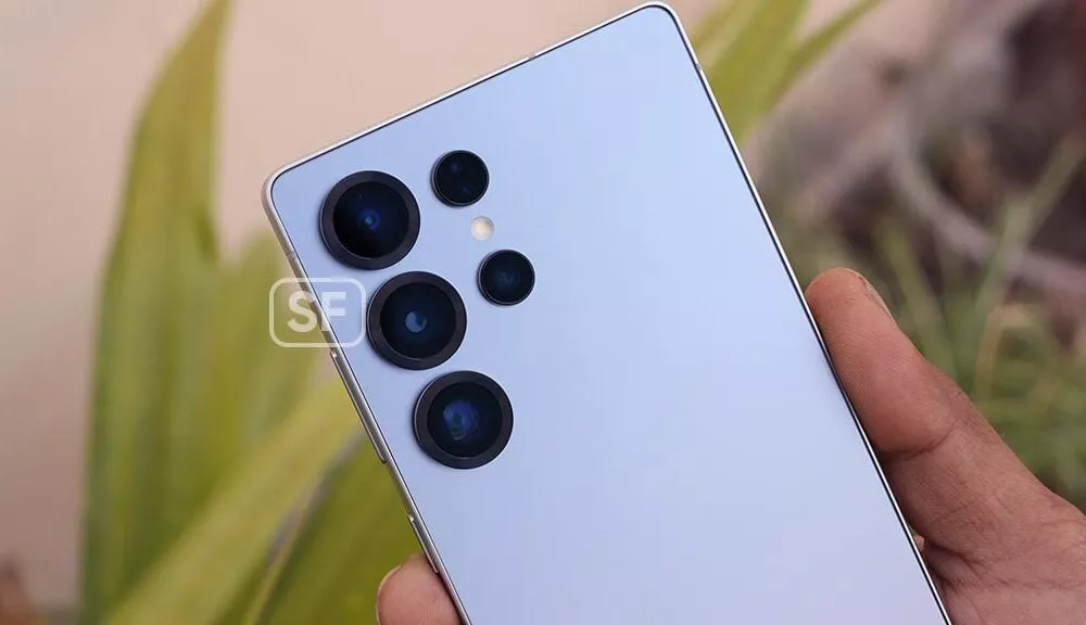 Modul empat lensa kamera vertikal di ponsel Samsung Galaxy berwarna biru muda, menyoroti desain clean yang siap diintegrasikan dengan Sensor Kamera Global Shutter.