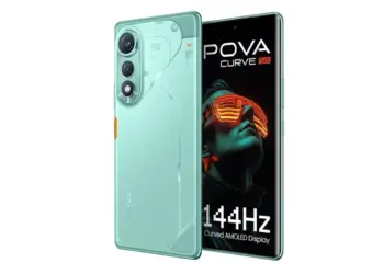 Seseorang memegang smartphone yang merepresentasikan desain elegan bodi belakang Tecno Pova Curve 2 5G berwarna gelap.